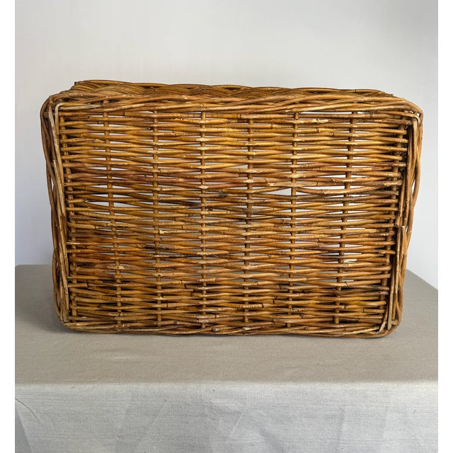 1900s Antique American Wicker Basket With Wooden Handles For Sale In Los Angeles - Image 6 of 7