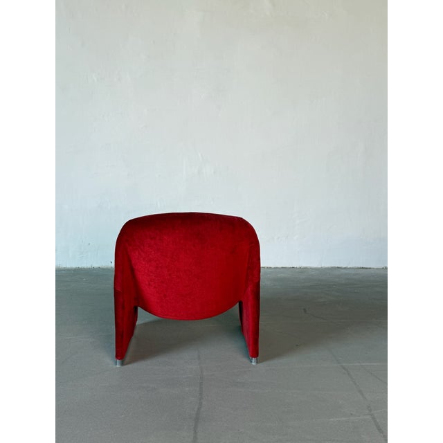 This striking Alky chair, designed by Giancarlo Piretti for Artifort in the 1970s, is presented in its original red velvet...