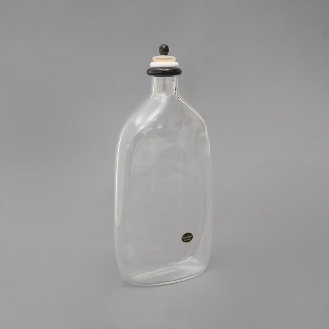 Sinuous and refined, this Murano glass bottle by Giovanni Cenedese from the 1970s beautifully expresses the mastery of the...