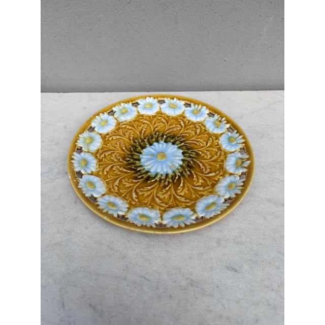 Majolica white daisies plate signed Villeroy & Boch, circa 1900.