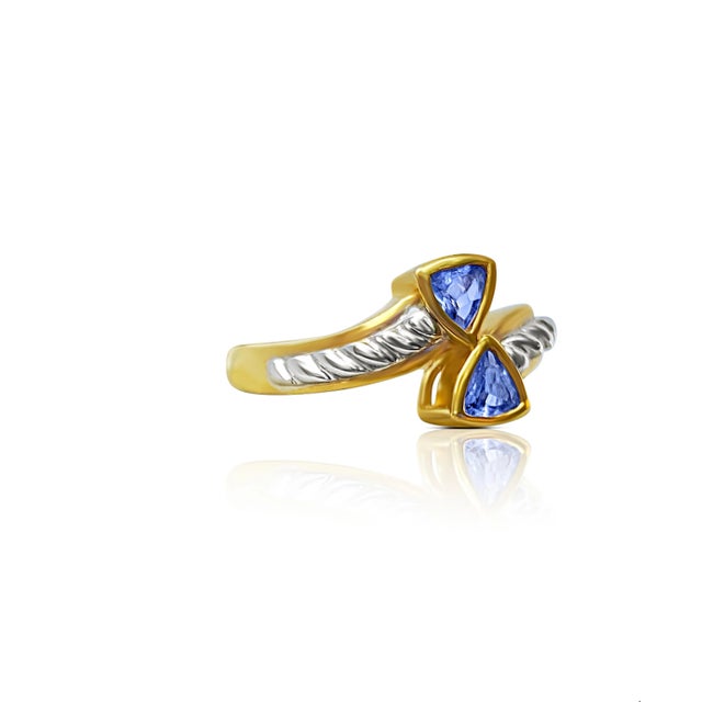 Contemporary Curved Toi et Moi Triangle Cut Tanzanite Ring in 14k Yellow and White Gold, Size 7 For Sale - Image 3 of 6