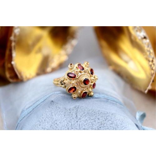 Chiseled gold ring with double hoop and encrusted synthetic stones. Metal: Gold. Origin: Portuguese. Brand: Dragão....