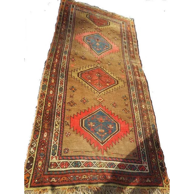 Repeating center medallion interconnected by a single vinery at each diamond shaped point, with interior hook and latch...