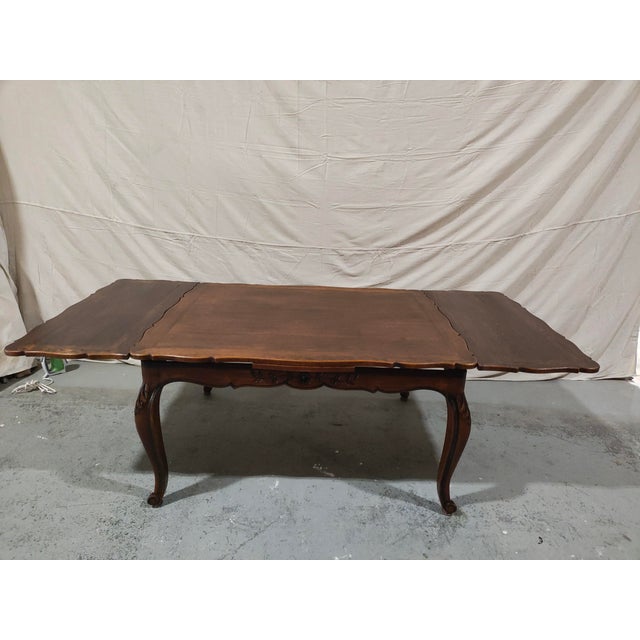 1900 - 1909 Early 20th Century Large French Provincial Louis XV–Style Oak Drop-Leaf Dining Table For Sale - Image 5 of 8