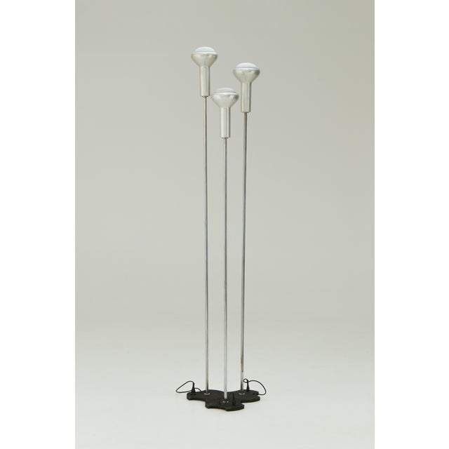 Designed in 1956 by Gino Sarfatti for Arteluce, the Model 1073/3 consists of three slender floor lamps of different...