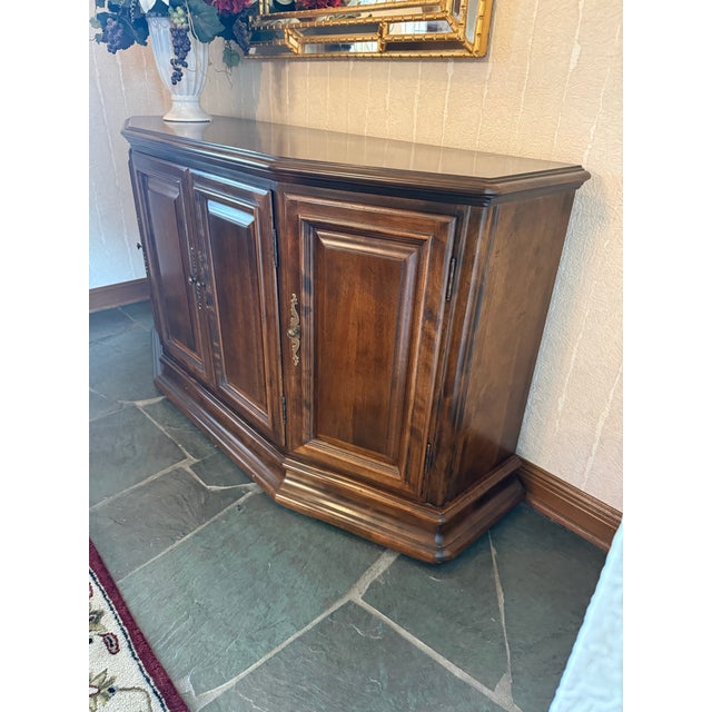 Beautiful vintage Ethan Allen sideboard from the Georgian Court collection.