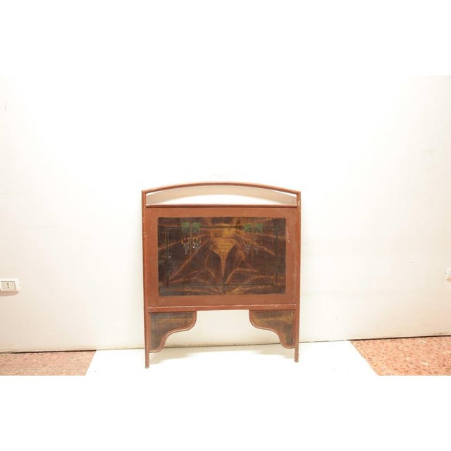 This vintage single bed, dating back to the early 20th century, is a refined example of Art Nouveau-style period...