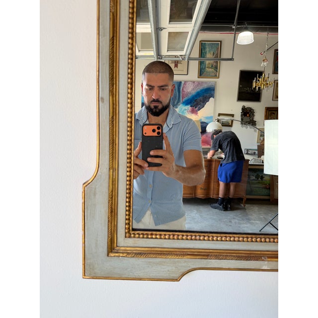 1960s Italian Hollywood Regency Carved Wood Gilt Wall Mirror With Neoclassical Crest For Sale In Miami - Image 6 of 12