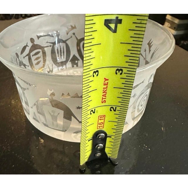 Leandra Drumm Signed Etched Frosted Whimsical People Art Glass Bowl Dish 6" 1996 For Sale In Atlanta - Image 6 of 6