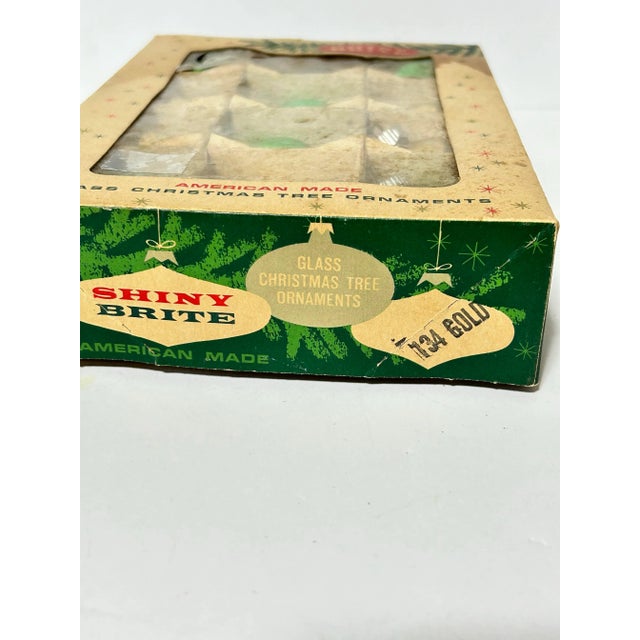 1950s Vintage Shiny Brite Green and Gold Glass Christmas Ornaments – Set of 12 in Original Box For Sale - Image 5 of 12