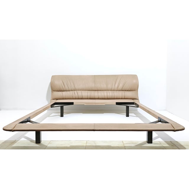 Double Bed in Dove Grey Leather by Giovanni Offredi for Saporiti, 1980s For Sale - Image 12 of 16