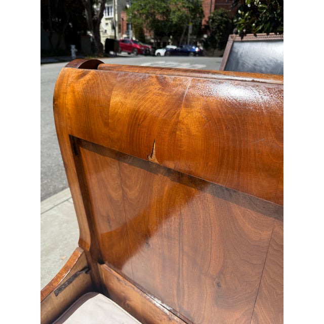 Antique American Empire Flame Mahogany Sleigh Daybed, C. 1820–1840 For Sale - Image 4 of 8