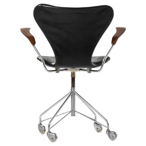 This rare office chair, model 3117, designed by arne jacobsen and produced by fritz hansen in denmark in 1967, represents...