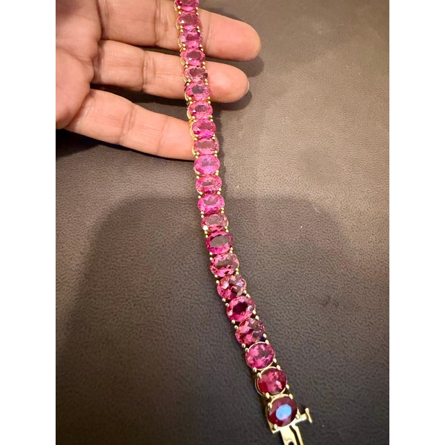 2020s 48 Carat Natural Fine Oval Pink Tourmaline Bracelet 14 Karat Yellow Gold, 7 Inch For Sale - Image 5 of 8