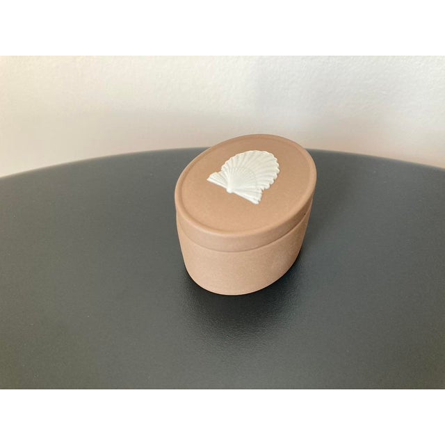 Mid 20th Century Scalloped Sea Shell Design Wedgwood Jasperware Sand Brown English Oval Jewelry Box For Sale - Image 16 of 18