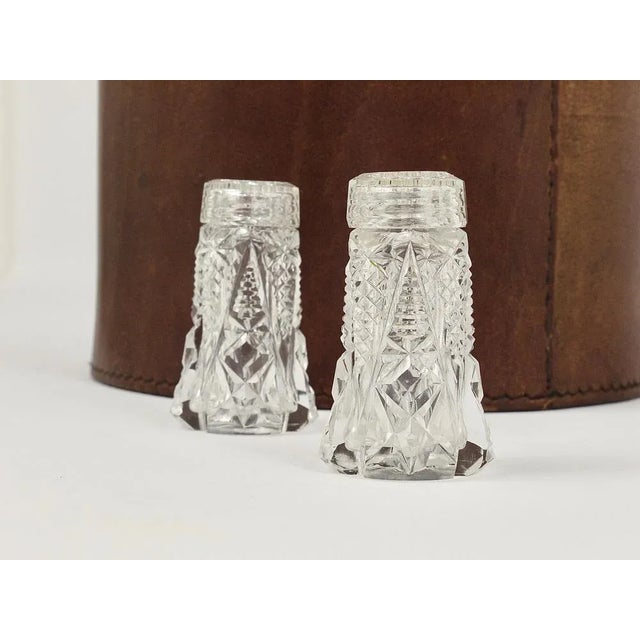 French Art Nouveau Salt and Pepper Shakers in Facetted Crystal Glass, 1920s, Set of 2 For Sale - Image 4 of 11