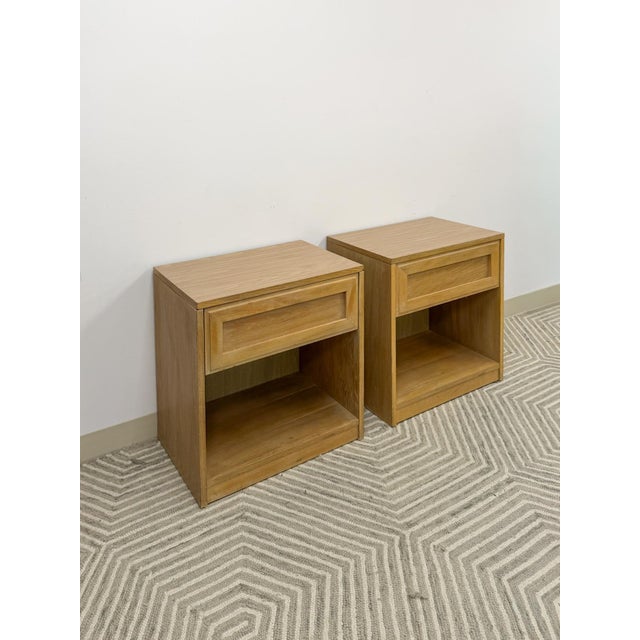 This attractive pair of vintage Thomasville blonde oak nightstands are a solid and stylish bedroom find. Clean lines, warm...