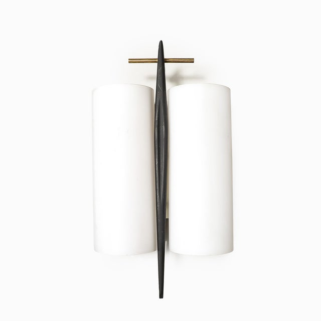 This elegant mid-century modernist sconce was created by the esteemed French design house Maison Arlus around 1950. The...