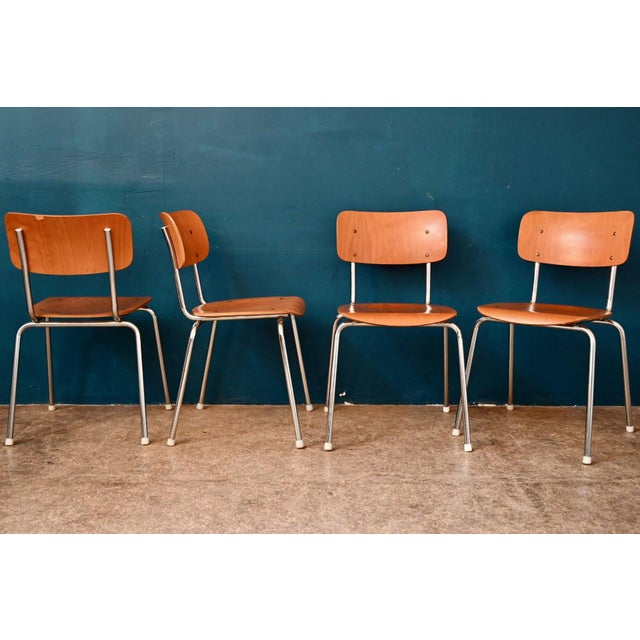 These chairs draw their inspiration from classic school chairs: a slim, chromed tubular frame and a plywood seat. This...