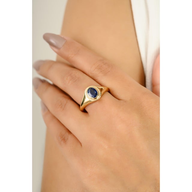 Chic 14k Gold Blue Sapphire Contemporary Signet Ring Size 6.5 For Sale In New York - Image 6 of 12
