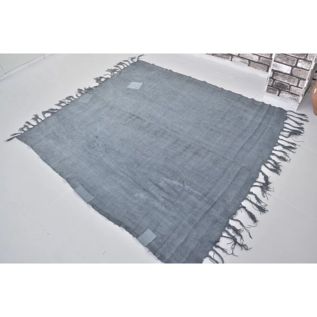 Vintage Anatolian Flatweave Kilim - Industrial Modernist Charcoal Gray Fringed Rug For Sale - Image 9 of 10