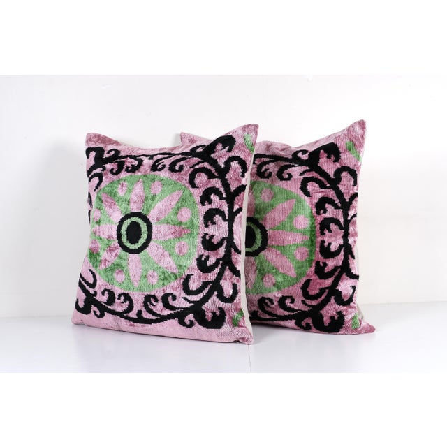 Mid-Century Modern Pink Velvet Pillow Cover - Pair Ikat Floral Design for Elegant Spaces 24'' X 24'' For Sale - Image 3 of 4