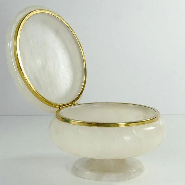 It has signs of use in the form of surface scratches, minor cavities and light patina on metal elements.