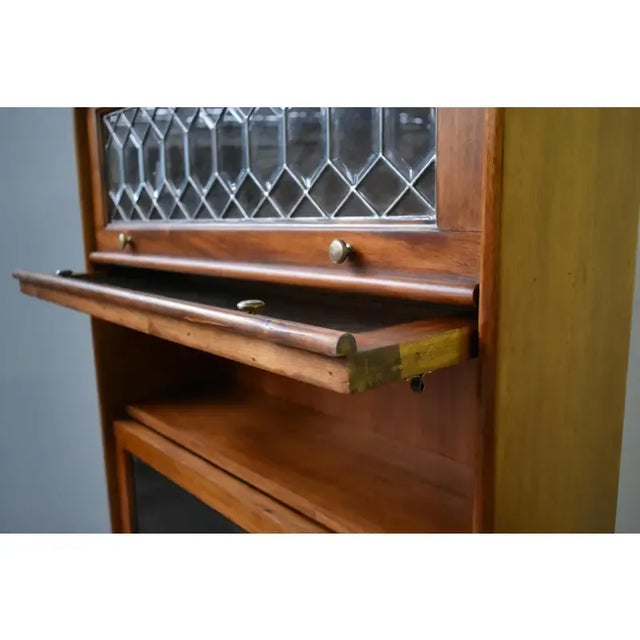 Legacy Collection: Exceptionally detailed and expertly crafted from rich hued mahogany wood. Victorian style furniture fit...