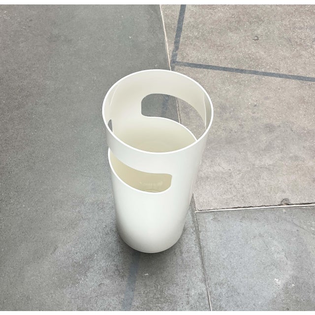A design classic by Kartell, based on a design by Gino Colombini from the 1960s. This is an original vintage piece with...