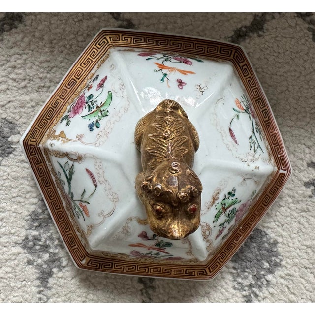 Late 18th Century Qing Dynasty Export Famille Rose Mandarin Hexagonal Floor Vase Featuring Scenes of Courtly Life and Gold Gilt Foo Dog Lid For Sale - Image 10 of 12