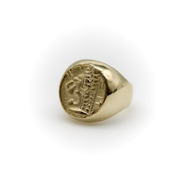 1990s Vintage 14k Gold Lion-Headed Coin Signet Ring, Size 9.75 For Sale - Image 4 of 10
