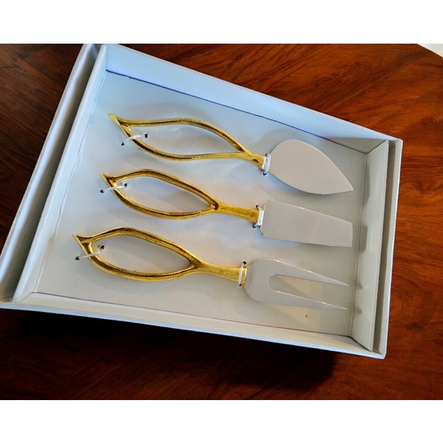 Stone Mid-Century Modern and Modern Luxe, Handcrafted Black Pearl Granite Serving Board With Two-Tone Metal Handles & Gold Knife Set For Sale - Image 7 of 7