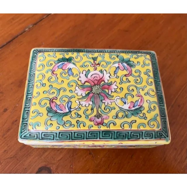 Chinese Chinese Guangxu Period Late 19th Century Porcelain Hand Decorated Box For Sale - Image 3 of 6
