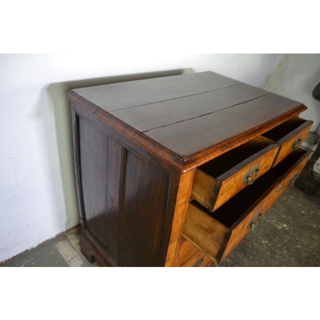 Early 18th Century George II Walnut Chest of Drawers For Sale In Los Angeles - Image 6 of 9