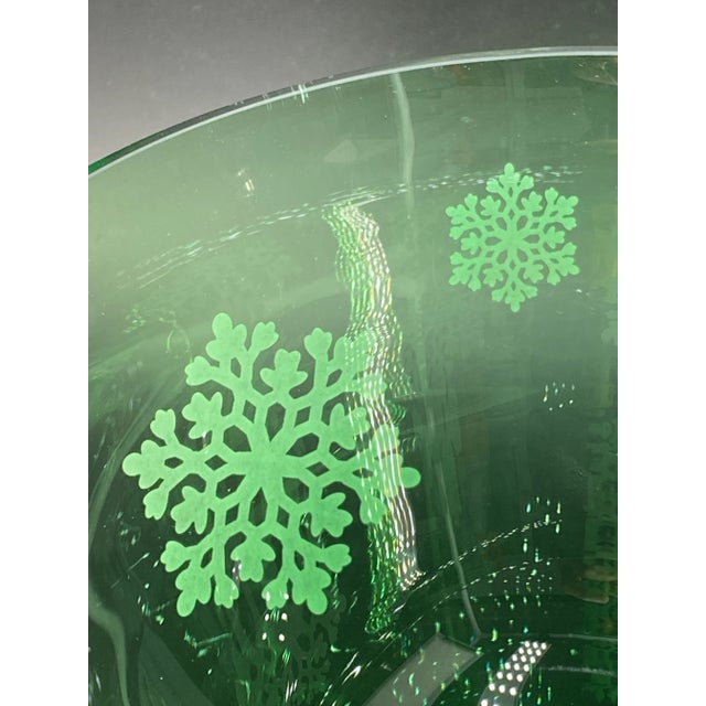 Art Deco Vintage 60s Green Bowl With Clear Footed Base & Frosted Snowflakes For Sale - Image 3 of 7