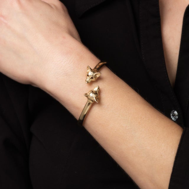 1960s Vintage Double Fox Head Bangle Bracelet 14k Yellow Gold Bypass Estate Jewelry For Sale In Los Angeles - Image 6 of 6