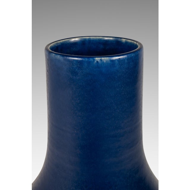 Mid-Century Modern Contemporary Oversized Powder-Blue-Glazed Studio Craft Ceramic Vase, Usa, C. 1980s For Sale - Image 17 of 18