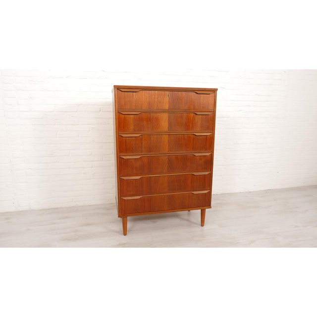 This vintage chest of drawers comes from Denmark and offers plenty of storage space. The cabinet has 6 drawers that...