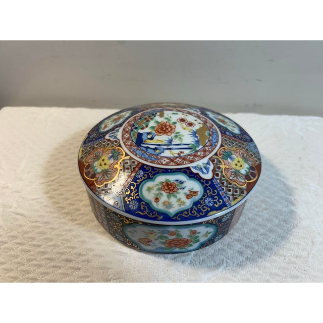 1960s Vintage Chinese Rose Medallion Round Porcelain Trinket Box For Sale - Image 5 of 9