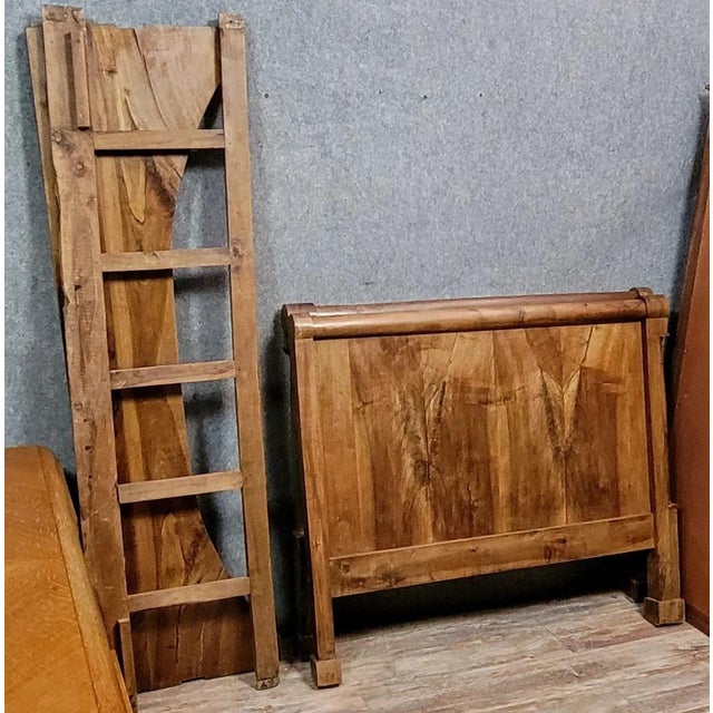 Empire period walnut bed, circa 1810-1820 Engaged column Dimensions: h106 x 123 x 203 cm