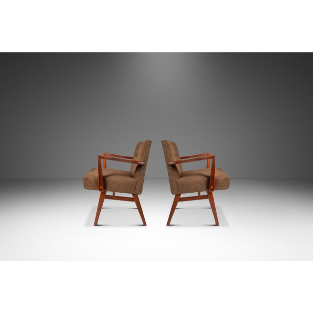 Mid-Century Modern Set of Two (2) Rare Mid-Century Modern Model C-108 Armchairs in Walnut & Brown Bouclé Attributed to Jens Risom for Jens Risom Design, Usa, C. 1950s For Sale - Image 3 of 18