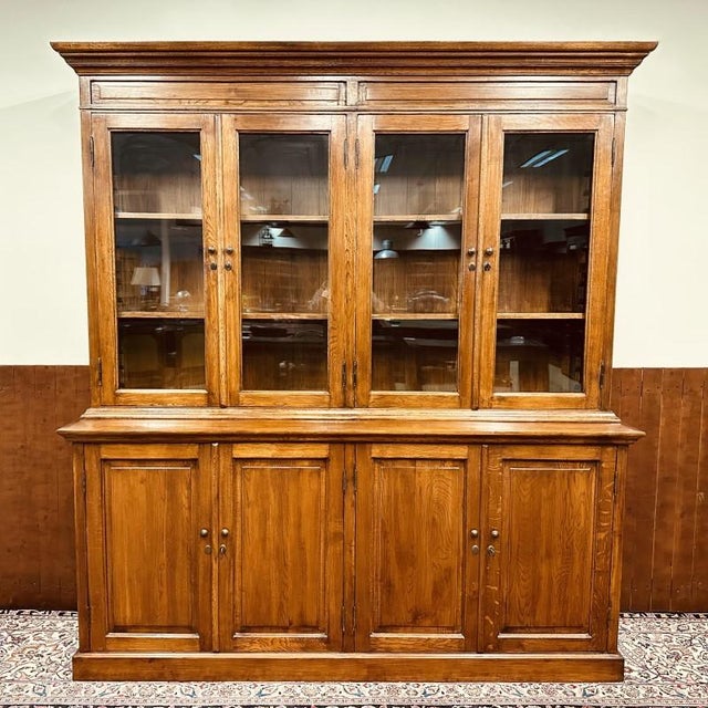 English Cabinet in Oak, in Very Good conditions. Designed from 2000 I have official proof of authenticity such as vintage...