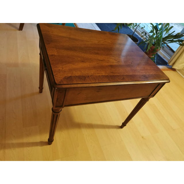 1960s Vintage Henredon Nightstand Side Table, Mid Century Modern Campaign Bedside Table, Brass Pulls For Sale - Image 6 of 10