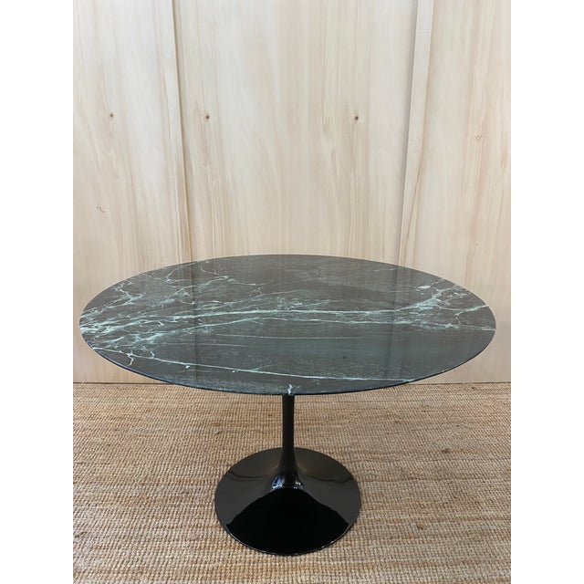1980s Round Tulip Table with Green Alpine Marble Top by Eero Saarinen for Knoll Inc. / Knoll International, 1980s For Sale - Image 5 of 10