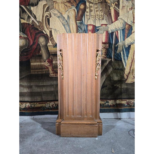 A highly decorative oak pedestal dating from circa 1900, distinguished by its architectural proportions and elegant gilt...