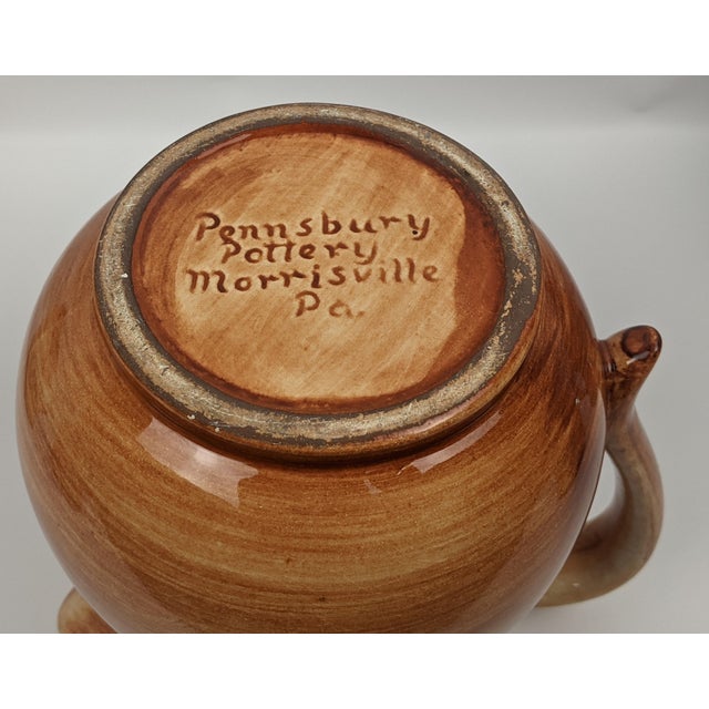Vintage Pennsbury Pottery Pennsylvania Dutch Pitcher & Mug Set - Five Pieces For Sale - Image 11 of 17