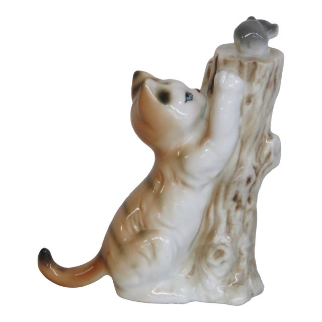 Bone China Taiwan Tabby Cat Chasing Mouse Up a Tree Stump Ceramic Figurine 4964b For Sale