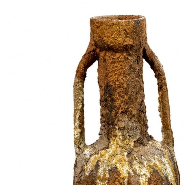 Earthenware - Two amphorae. Made of 20th-century clay; resting on iron supports. Dimensions: 49 to 77 cm.