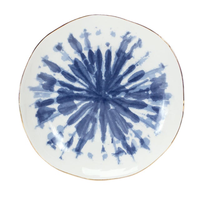 Kenneth Ludwig Chicago Coastal Tie-Dye Design Ceramic Plate (Set of 4) For Sale - Image 4 of 5