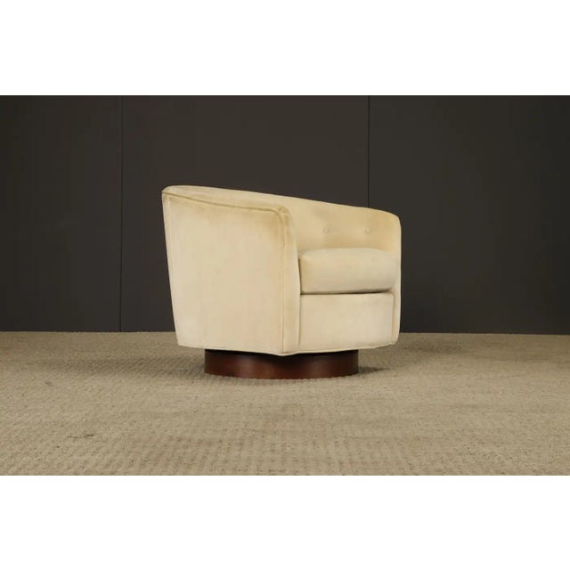 Milo Baughman Barrel-Back Swivel Club Chair W Walnut Base in the Style of Milo Baughman, 1970s For Sale - Image 4 of 17